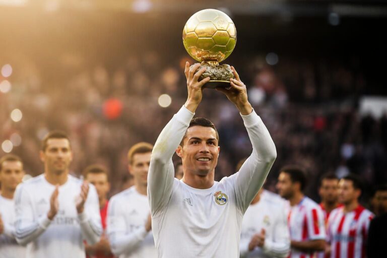 découvrez qui a remporté le ballon d'or 2013, la prestigieuse récompense du meilleur joueur de football de l'année.