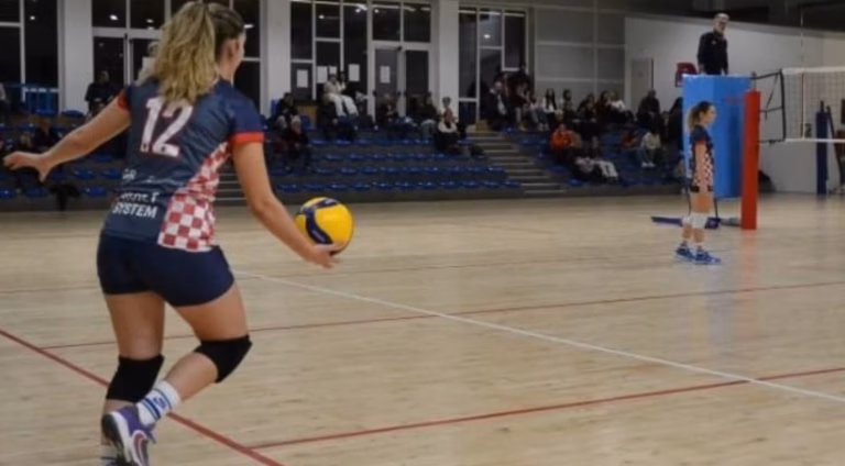 À 13 ans, Camille Estieu de Castres vise les étoiles du volley au forum des sports
