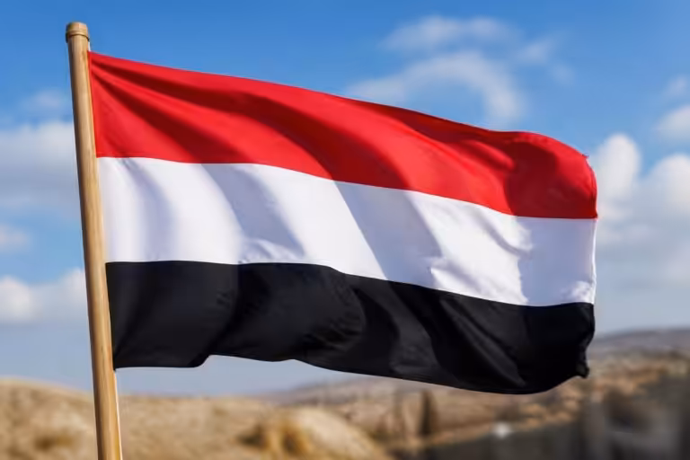 découvrez quel pays arbore un drapeau aux couleurs rouge, blanc et noir, et apprenez l'histoire et la signification de ces symboles nationaux.