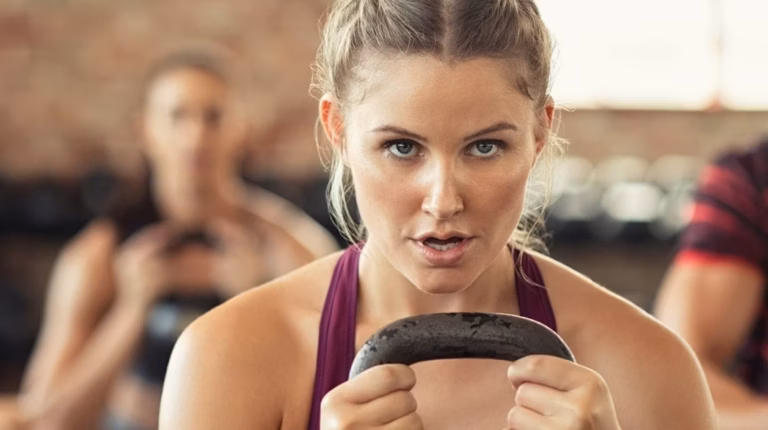 Découvrez le secret de ce « sport de mamie » qui fait fondre 400 calories sans effort !