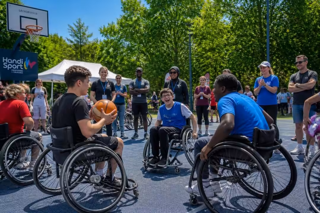 cet été, les animations handi’sport adapté ont réuni jeunes et établissements spécialisés pour promouvoir le sport inclusif et renforcer la solidarité autour des pratiques sportives accessibles à tous.