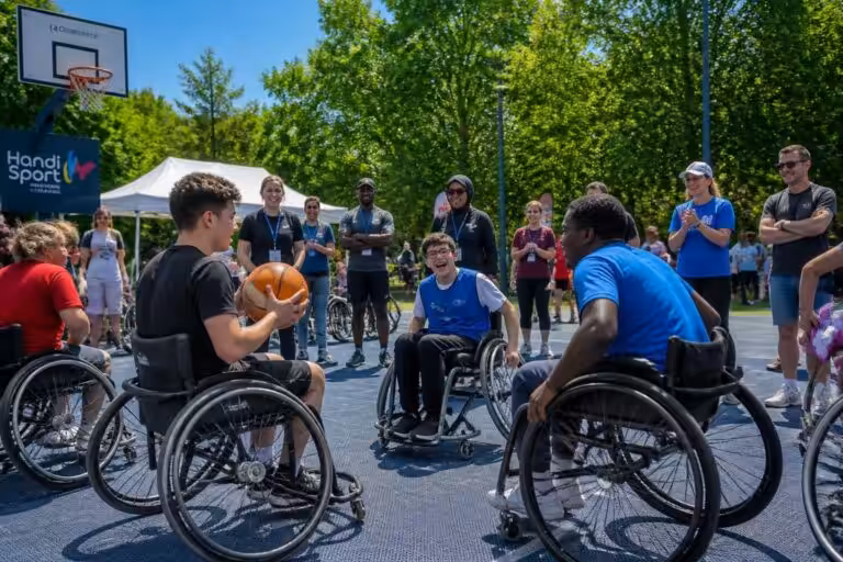 cet été, les animations handi’sport adapté ont réuni jeunes et établissements spécialisés pour promouvoir le sport inclusif et renforcer la solidarité autour des pratiques sportives accessibles à tous.